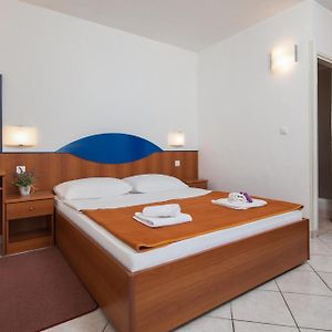 Zimmer mit Kingsize-Bett